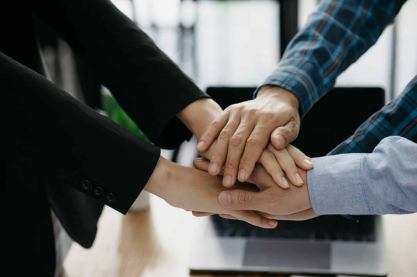 Quelles méthodes pour améliorer la coordination entre les équipes de développement logiciel et les équipes de marketing ?